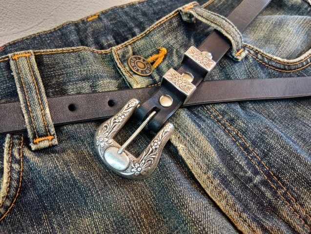 IVAN4ピースバックル付き 栃木レザーウエスタンナローベルト ブラック